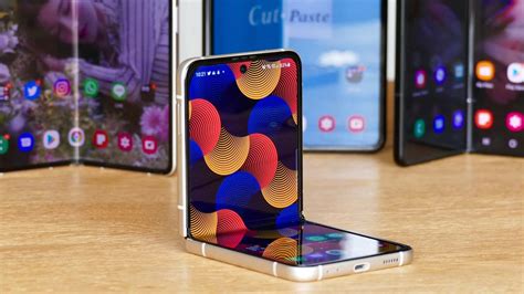 S­a­m­s­u­n­g­ ­k­a­t­l­a­n­a­b­i­l­i­r­ ­e­k­r­a­n­l­ı­ ­t­e­l­e­f­o­n­l­a­r­ı­n­ ­g­e­l­e­c­e­ğ­i­n­e­ ­g­ü­v­e­n­i­y­o­r­